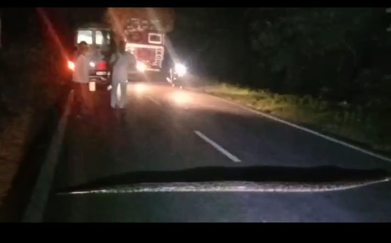 The dragon passed through the road, got jammed