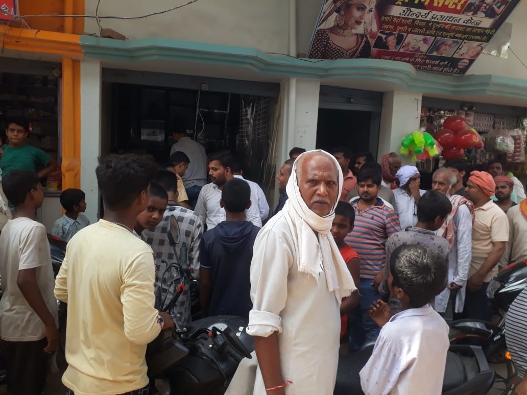 thieves stolen RS One lakh cash and expensive jewelery from jewelery shop in ballia