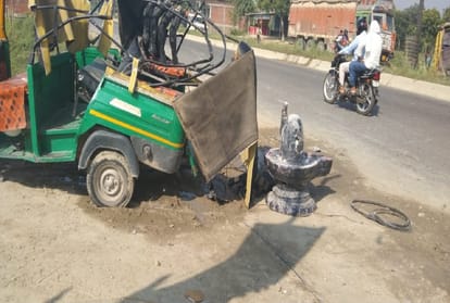 road accident in Jaunpur Auto collided with truck tailor which is full of Ramlila artists one killed and six people injured