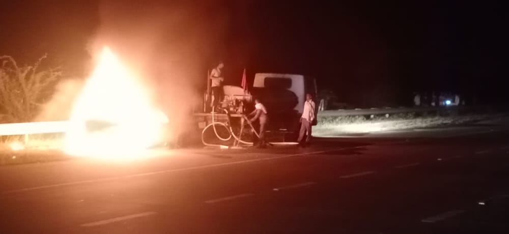 Car turned into a ball of fire on Yamuna Expressway