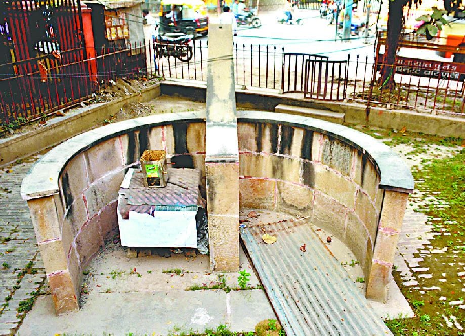 Condition of heritage in Kashi varanasi  237 years old sun clock is throwing dust on roadside no anybody paying attention