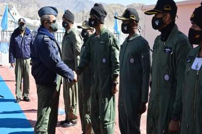 वायुसेना अधिकारियों से मिलते एयर चीफ मार्शल