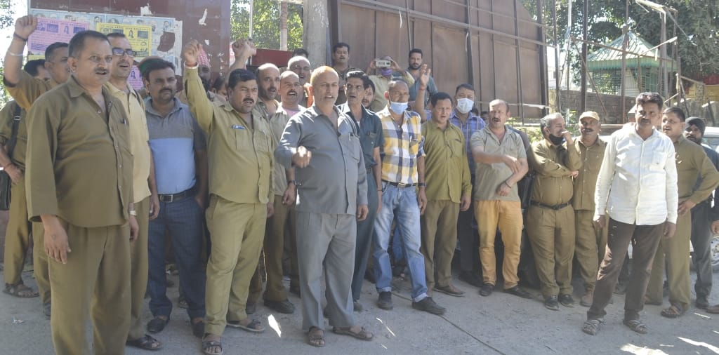 hrtc employees strike for their demand  in nahan