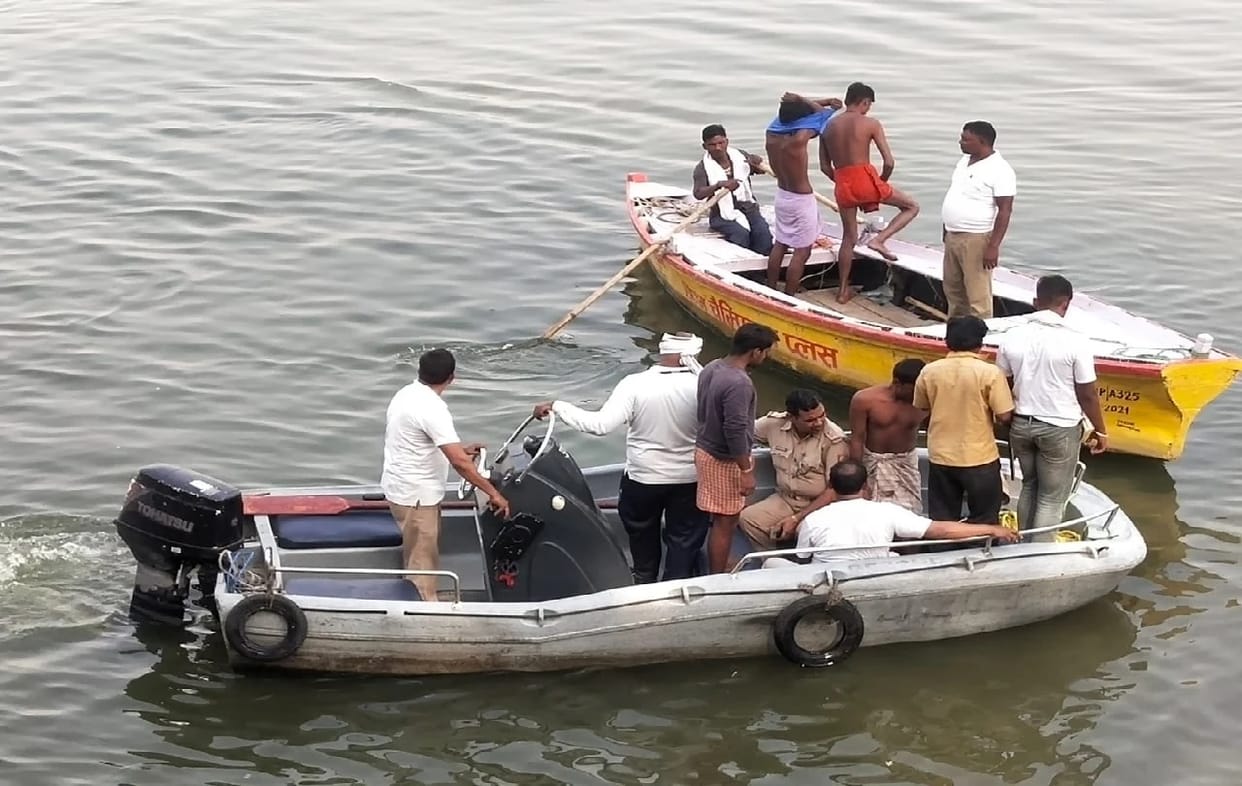 six years old Child dies due to drowning in Ganga at Prayag Ghat in Kashi family came to visit Banaras from Nagpur