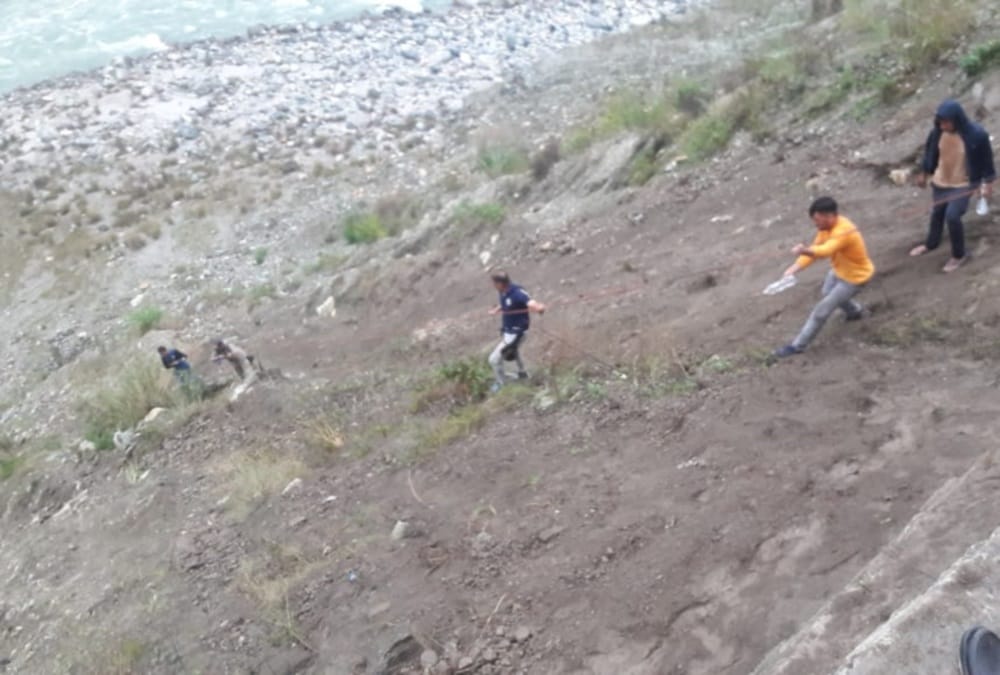 Uttarakhand News: Noida Tourist Car Fell into Alaknanda River on Badrinath highway , three death