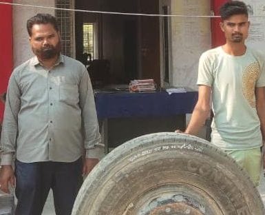 fathepur news,Two accused caught by recovering the wheel of the truck