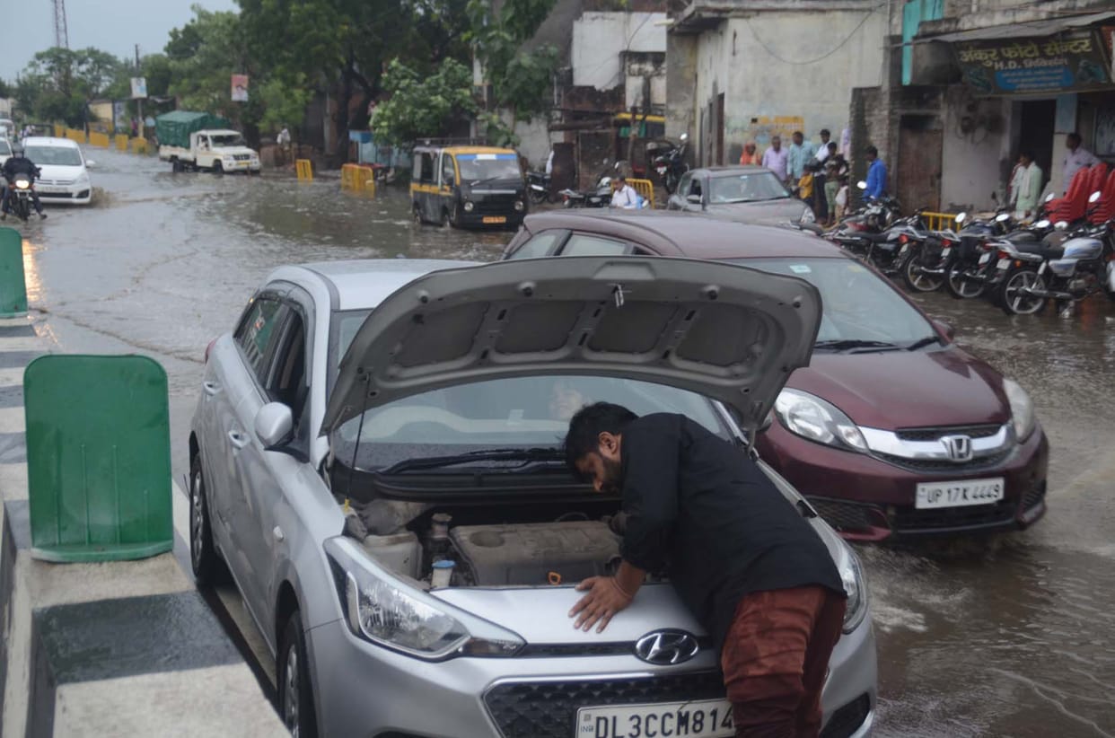 Waterlogging on National Highway due to rain, jammed for many hours