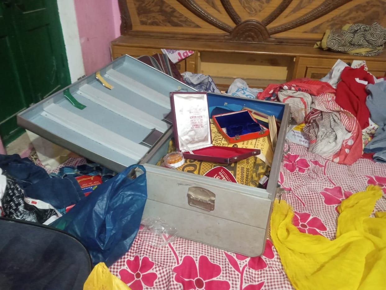 Thieves took away jewelery worth five lakhs by entering the house