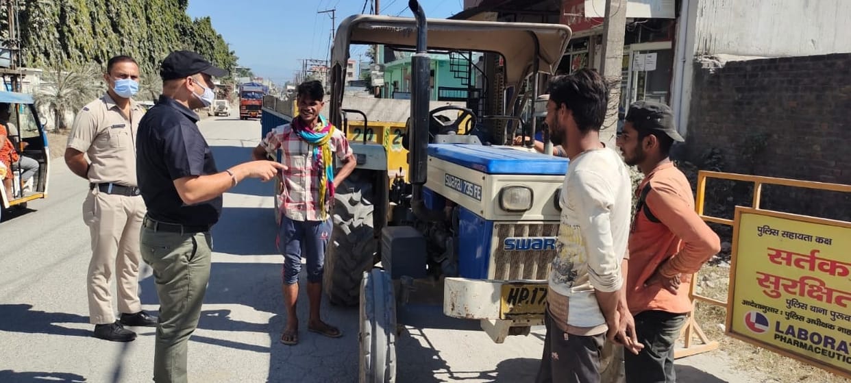 police fine 23500 ruppees to 10 tractor owners  in giri and yamuna rivers in ponta sahib