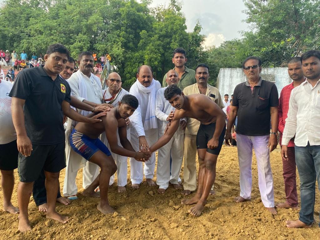 Eight pairs of wrestlers showed their strength