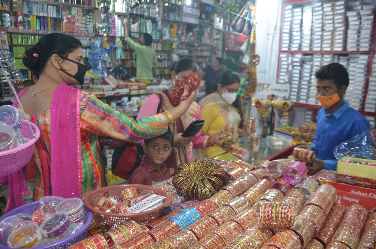 Market became buzzing due to Karva Chauth festival