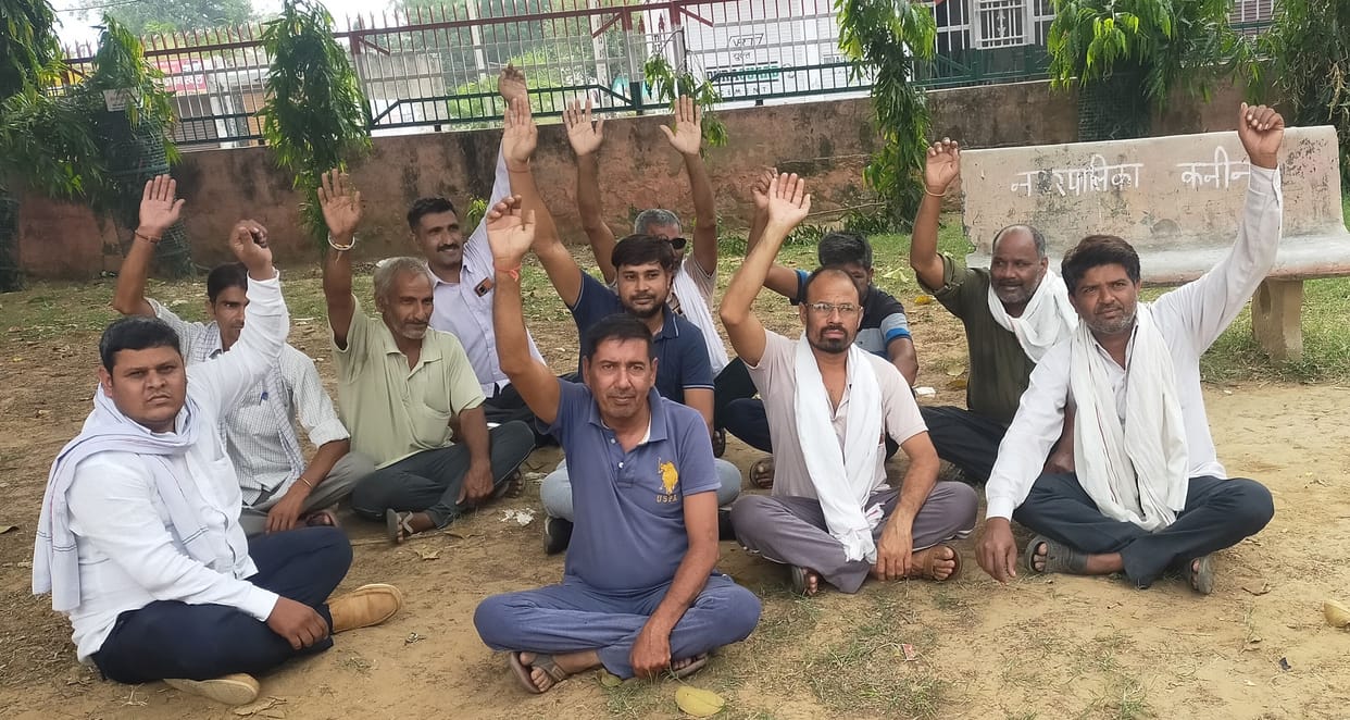 Non-teaching employees of DAV protested and sent a memorandum of demands to the Chief Minister