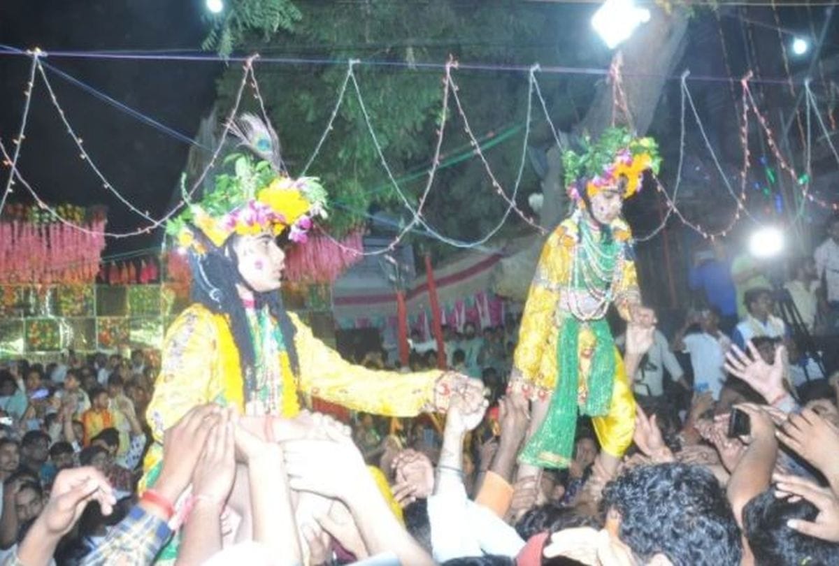 Bharat and Shatrughna hugged Shri Ram by walking on the shoulders of the devotees.