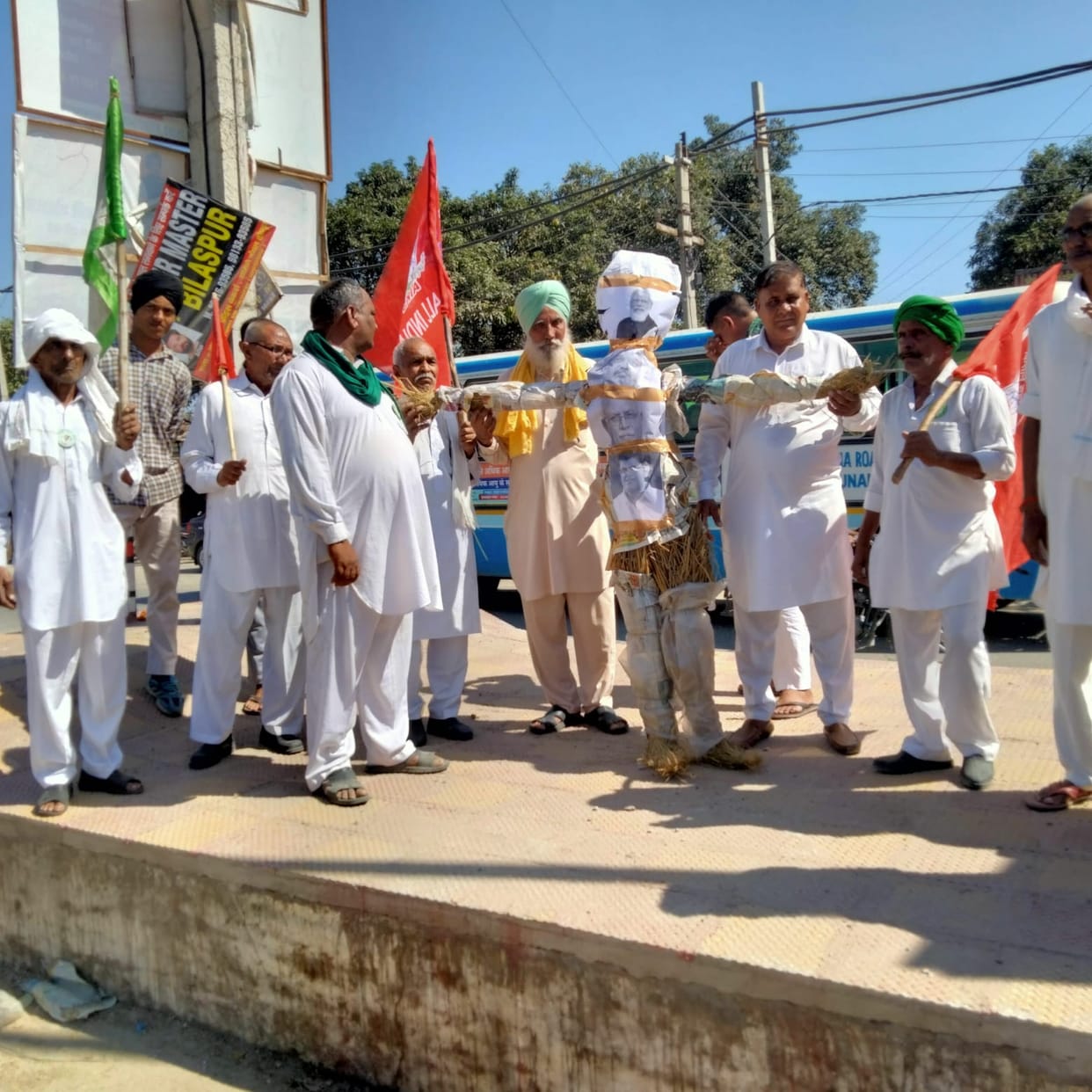 Farmers burnt effigy of government at Mandi Gate, Yamunanagar