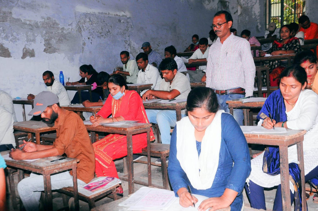 Candidates engrossed in Science and General Knowledge