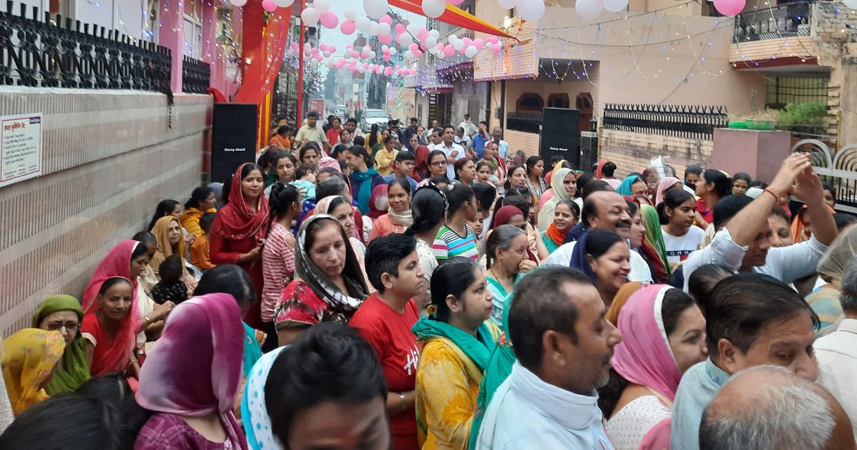 Devotees dance on Nachna Shyam De Naal