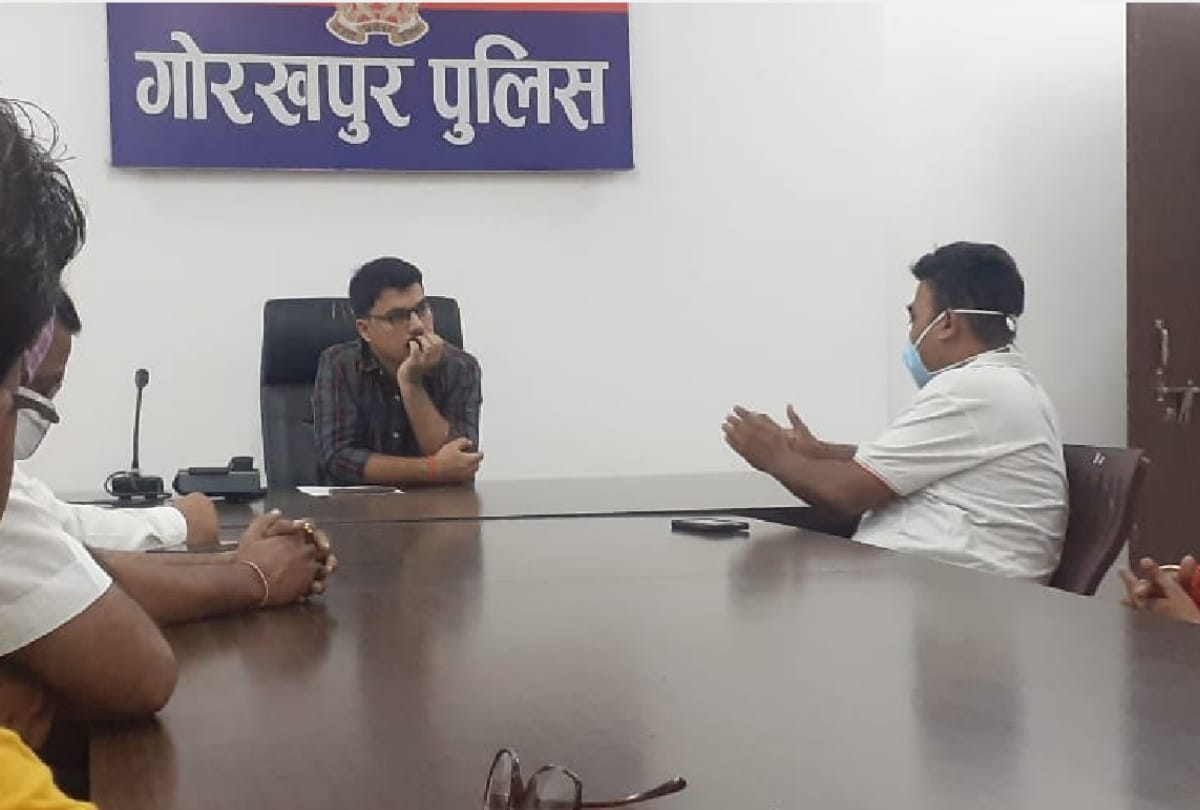 miscreants attack on head of president of Burdghat Ramlila Committee and looted chain in gorakhpur