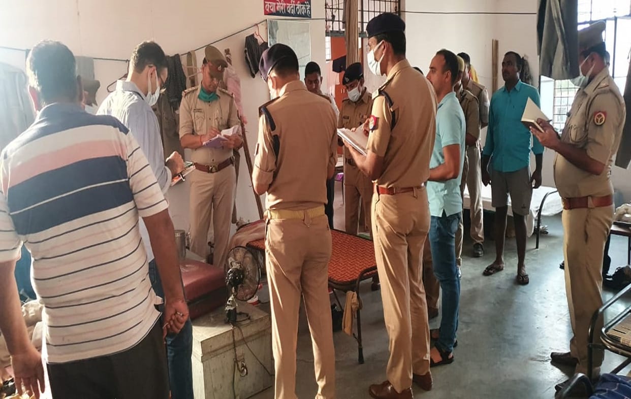 UP police constable Suicide by shot himself in  police line of Varanasi