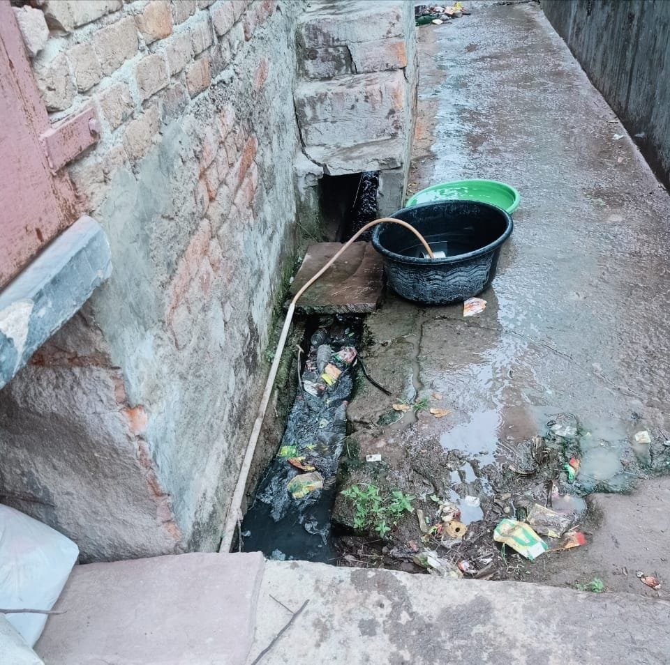 Hathras: Amidst the outbreak of fever, the filth raised the concern of the people