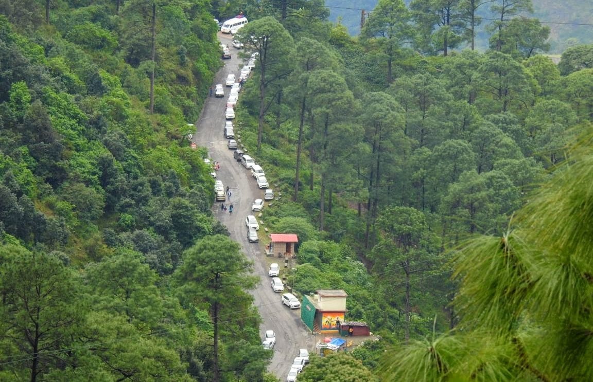 Nainital News: Tourist Crowds during Rainfall and parking full after Traffic Jam Photos