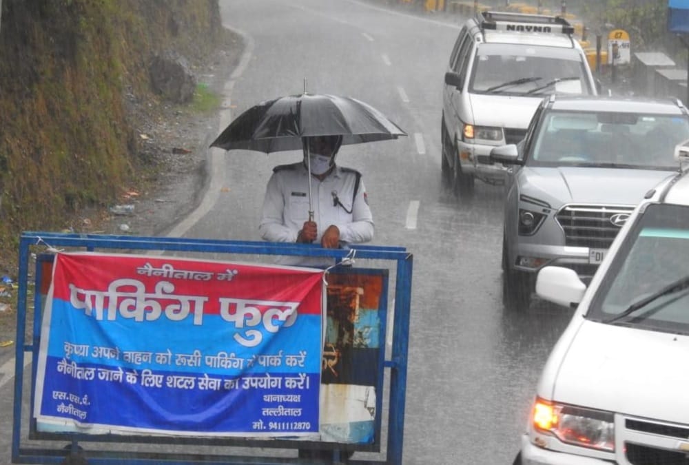 Nainital News: Tourist Crowds during Rainfall and parking full after Traffic Jam Photos