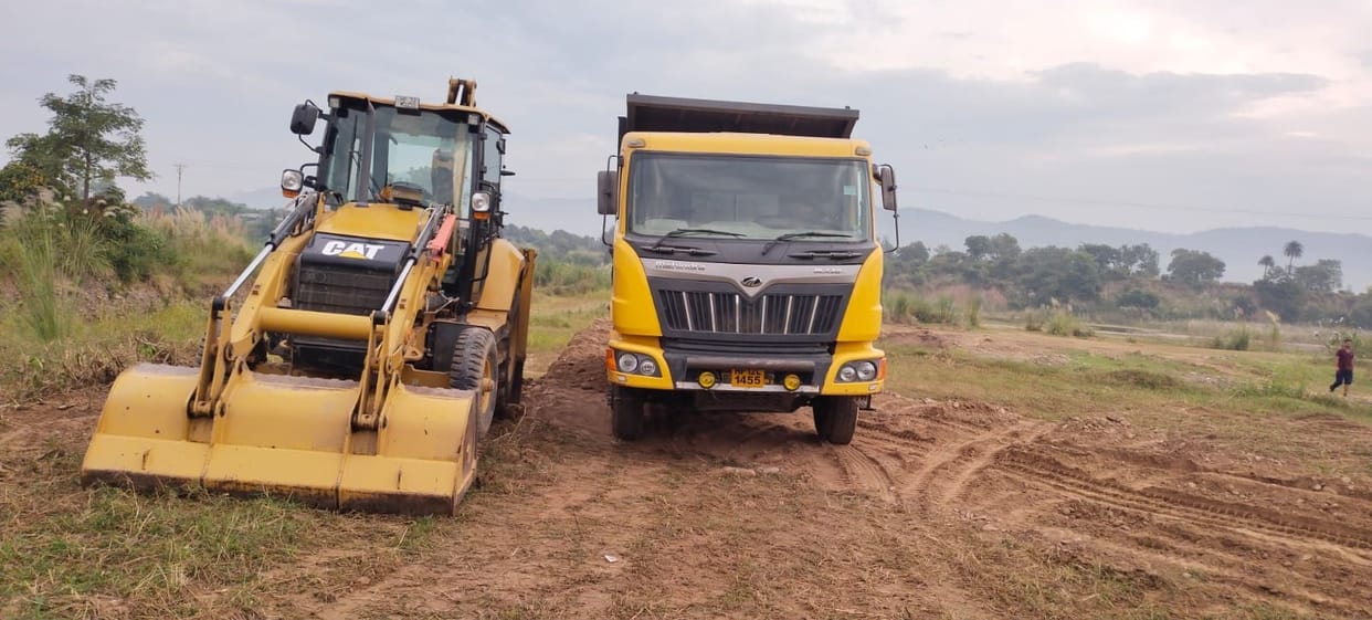JCB and tipper seized while mining in Handa Kondi