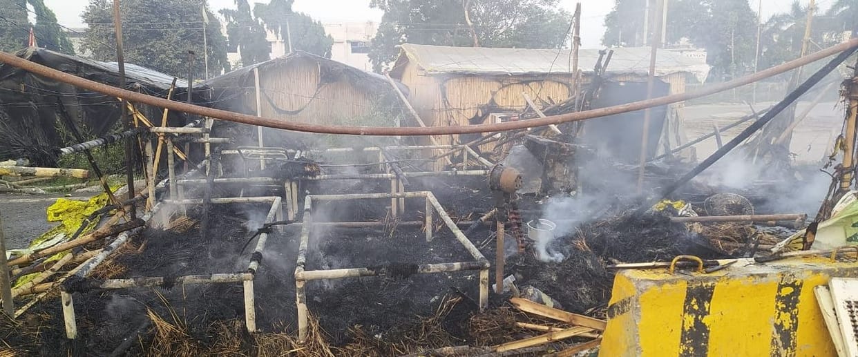 tent fire at kundli border, sleeping protesters pulled out