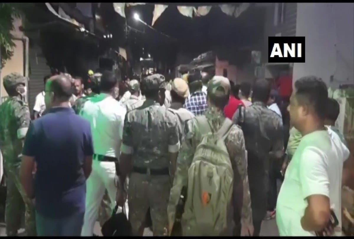 दुर्गा विसर्जन कर लौट रही भीड़ पर देशी बम से हमला