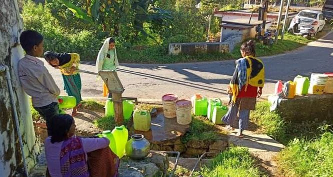 Water crisis in 27 villages of Gangolihat, leaving all work, children engaged in arranging water