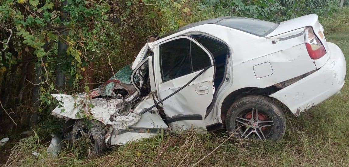 The car collided with the pillar, the death of the young man