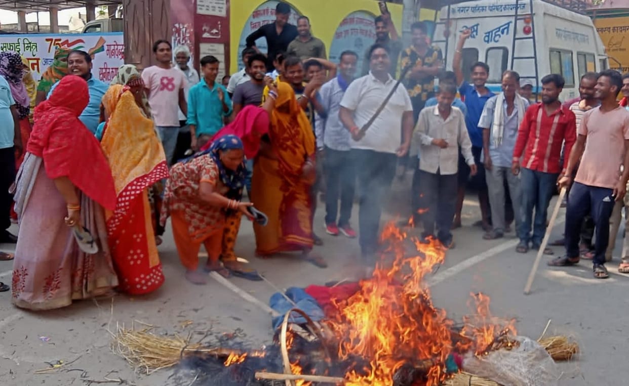 The cleaning workers took out the meaning by burning the effigy of the municipality president and EO