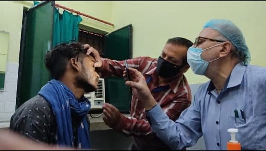 Under 40 minutes of doctor's supervision, the stone did not come out of the eye
