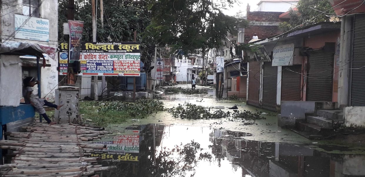 Water descended from low-lying areas as soon as the regulator opened