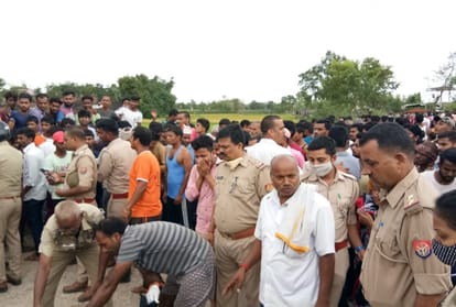 घटनास्थल पर मौजूद पुलिस व ग्रामीण।