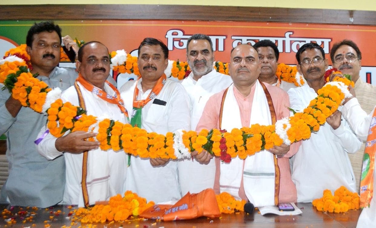 Raju Ahlawat reached the party office with the convoy