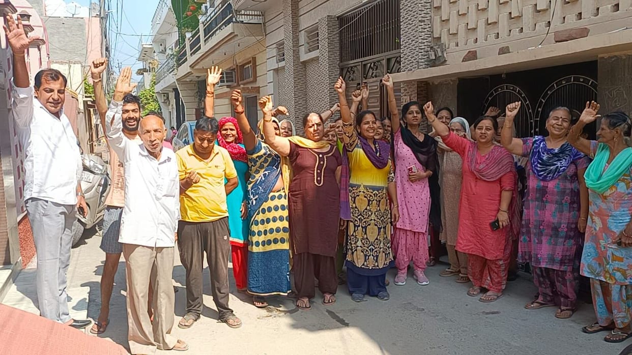 The people of Gandhi Nagar protested against the shortage of drinking water
