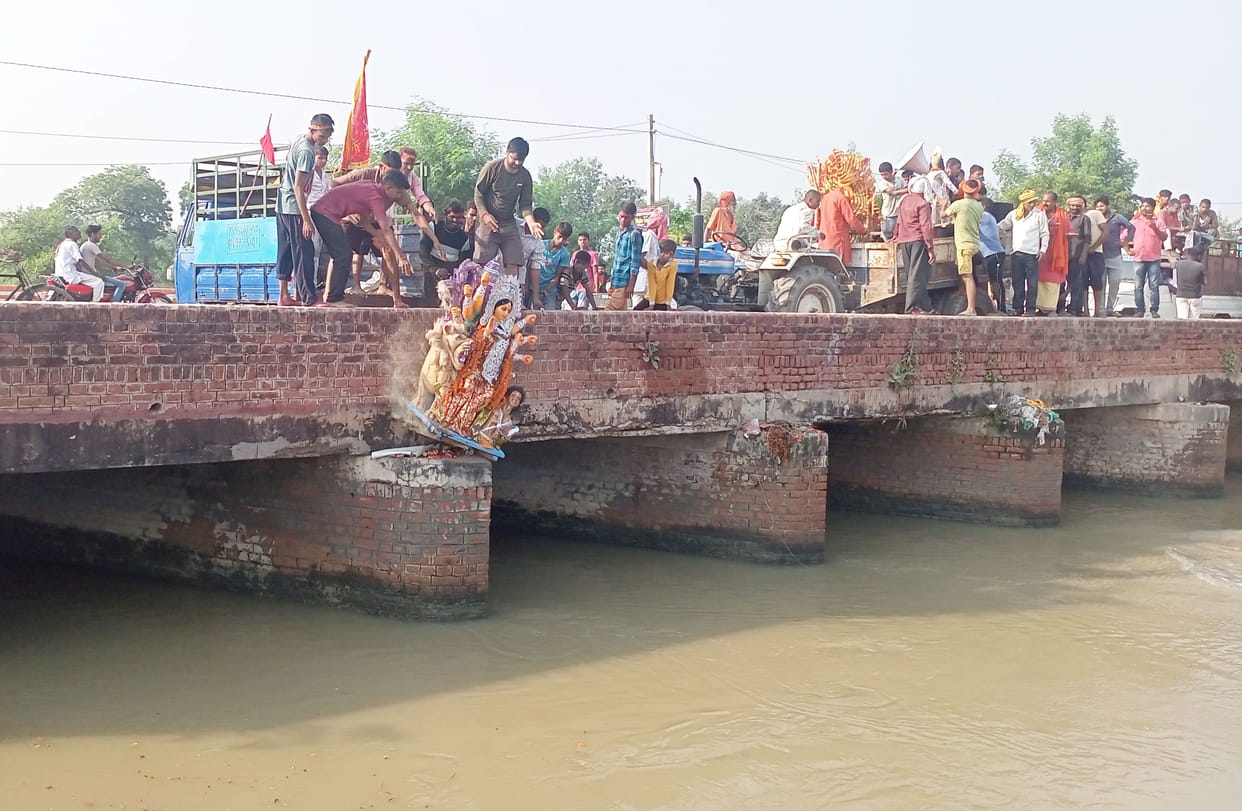 Farewell to mother with moist eyes, idols immersed