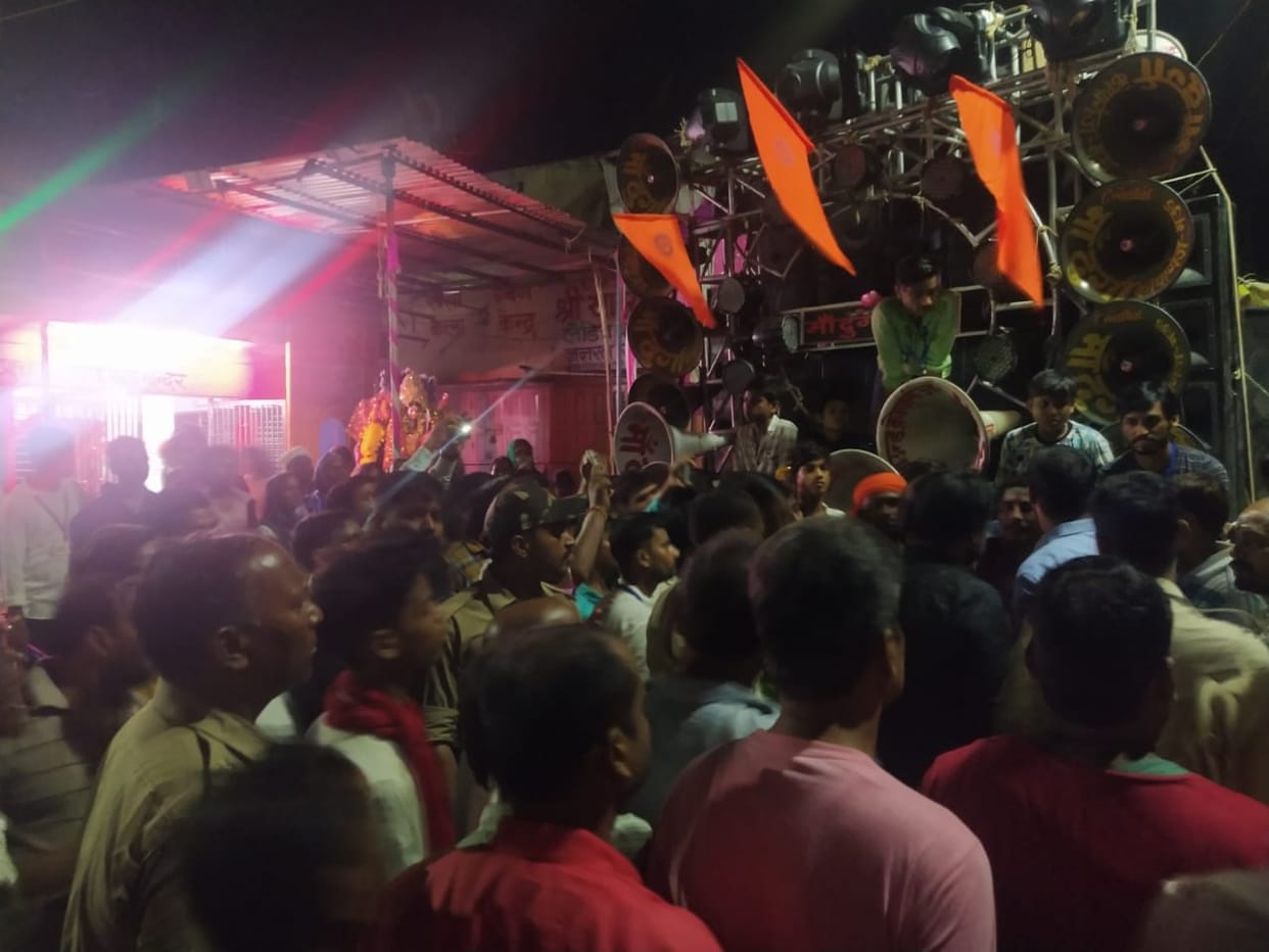 two injured in fight for dance on DJ during Durga idol immersion in mau  procession halted for more than one hours