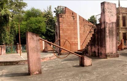 Condition of heritage in Kashi varanasi  237 years old sun clock is throwing dust on roadside no anybody paying attention