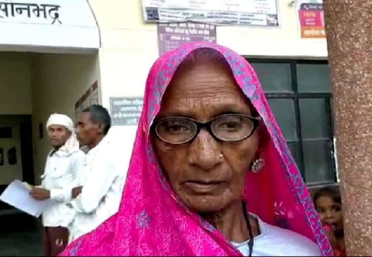 old age pension beneficiary old woman become dead in documents folded hands in front of sonbhadra DM said i am alive
