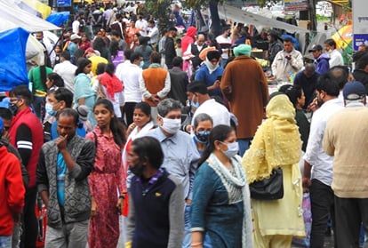 Nainital Tourist Crowd on Weekend vehicles has to be stopped in the temporary parking lot