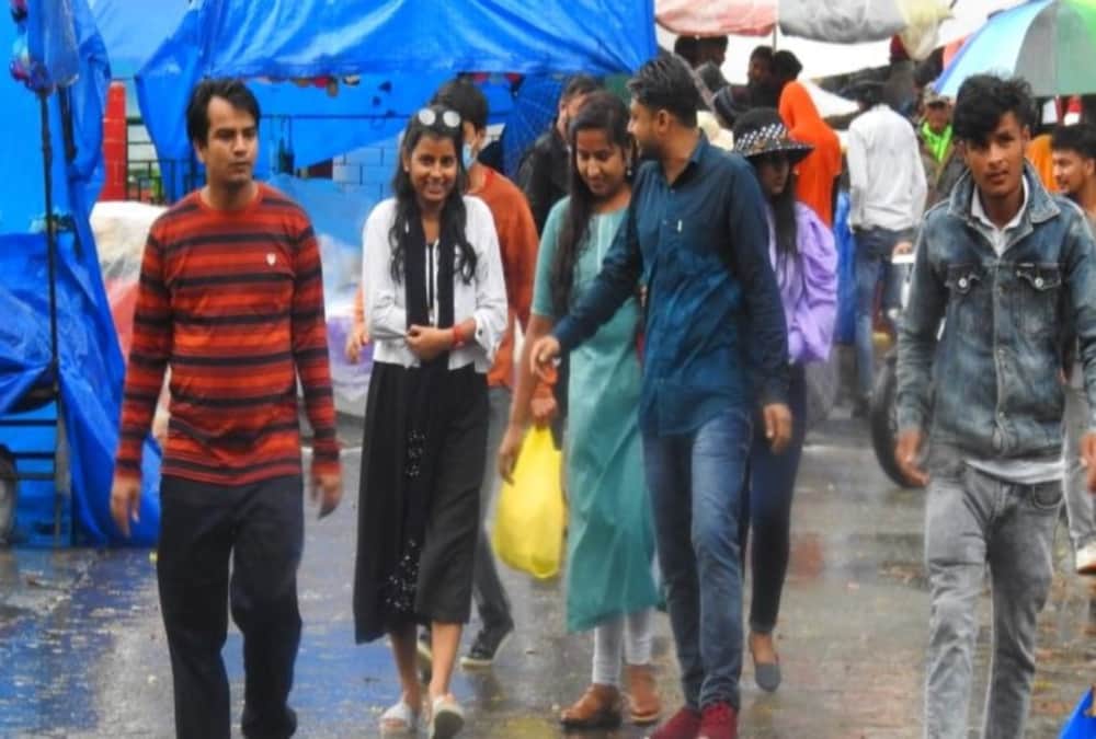 Nainital News: Tourist Crowds during Rainfall and parking full after Traffic Jam Photos
