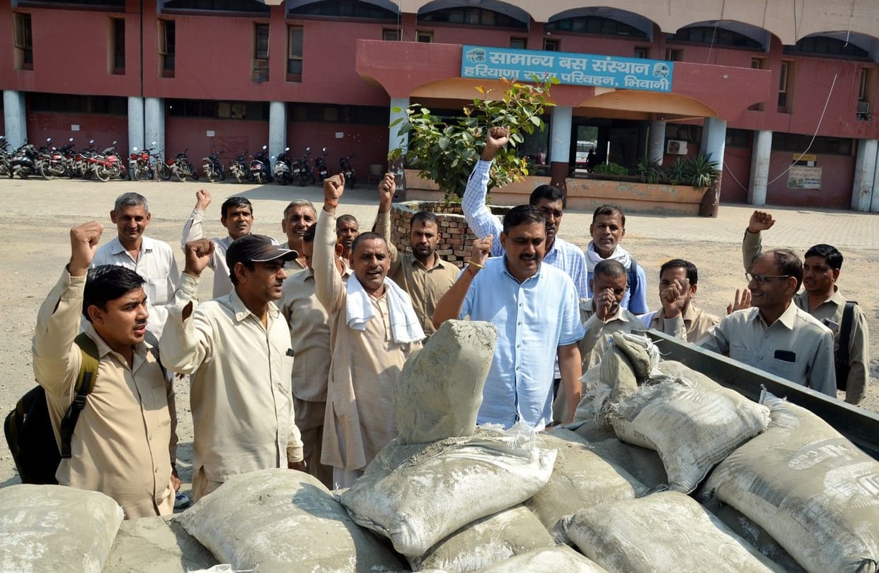 Employees stopped the work due to the use of substandard material in the renovation of the bus stand