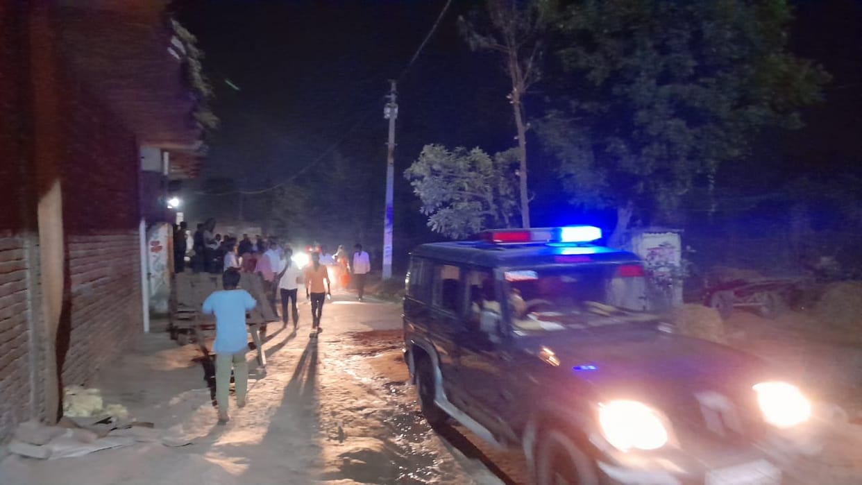 Policemen held hostage in Lalpur Rahadwa