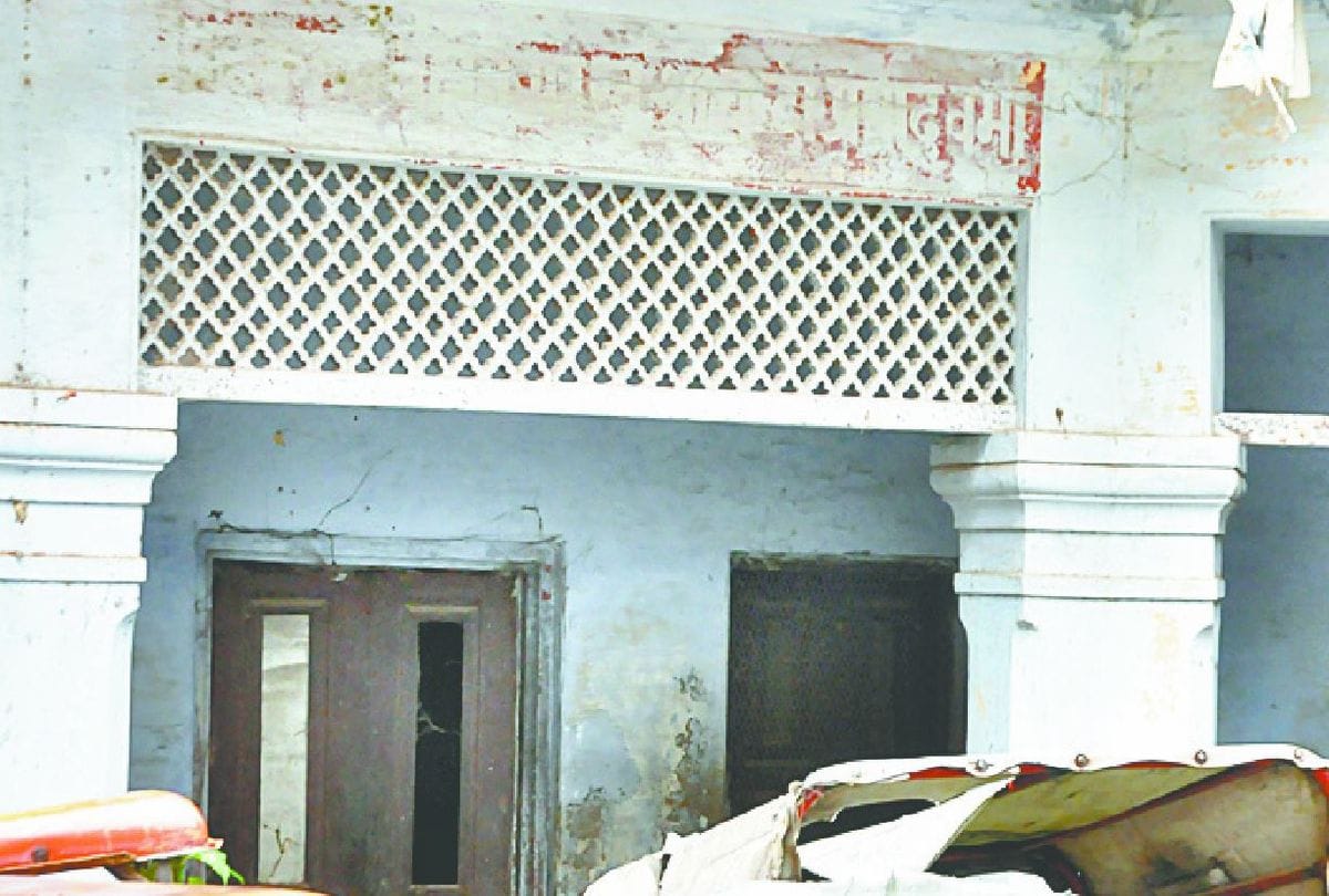 Agra police station cash stealing case police searching for the sweeper