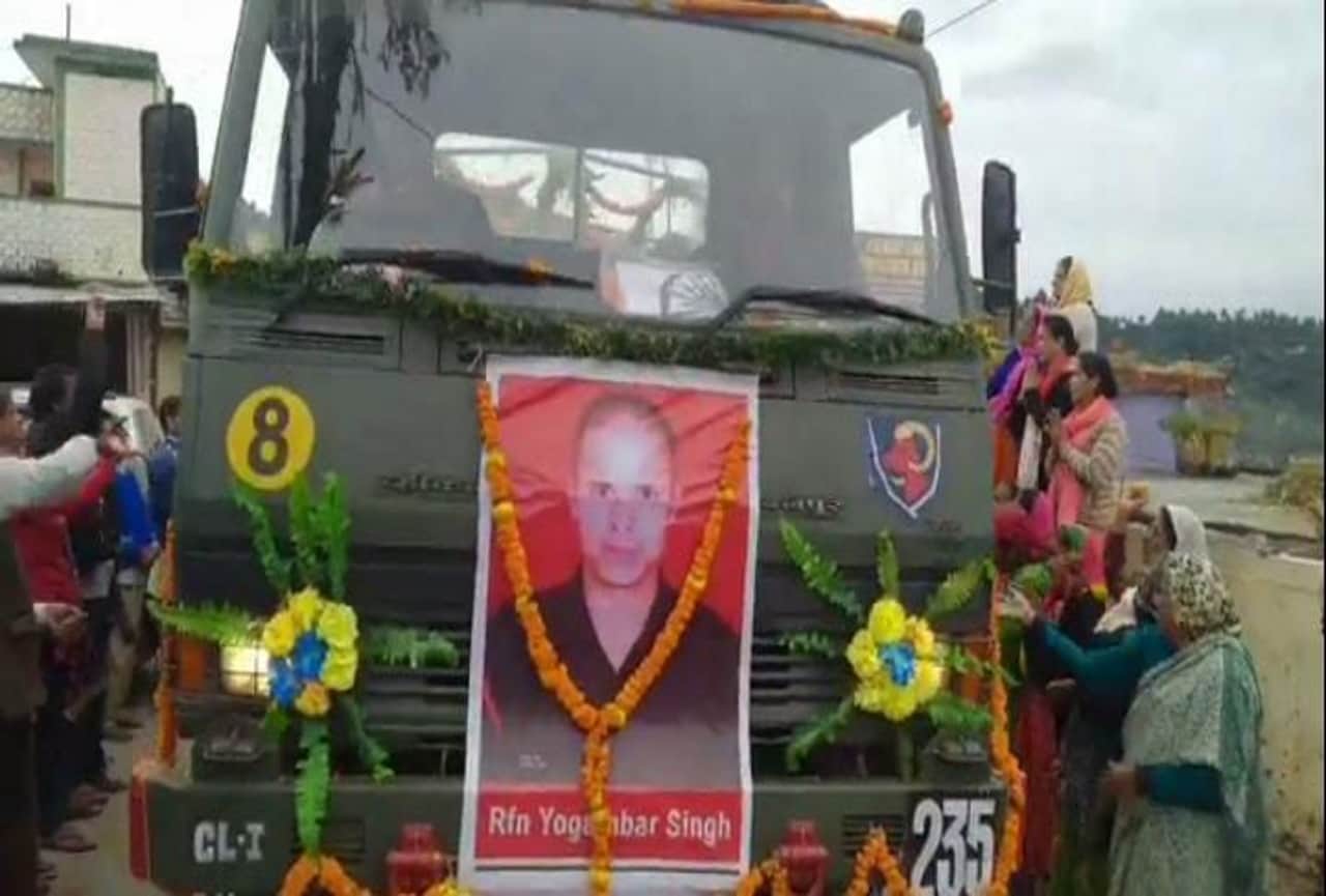 Uttarakhand News: martyr Rifleman yogambar singh dead body reached home, huge rush, see photos