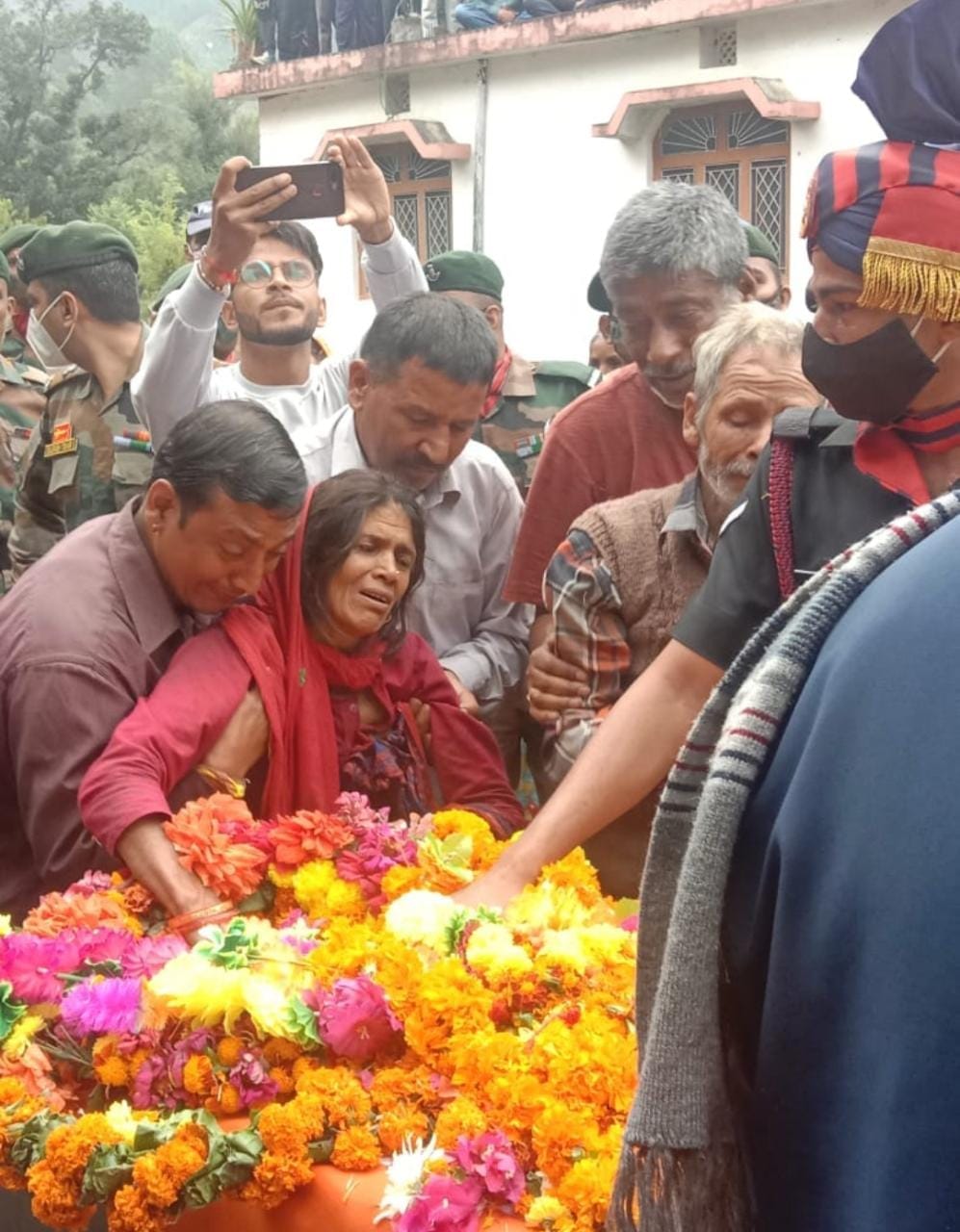 Uttarakhand News: martyr Rifleman yogambar singh dead body reached home, huge rush, see photos