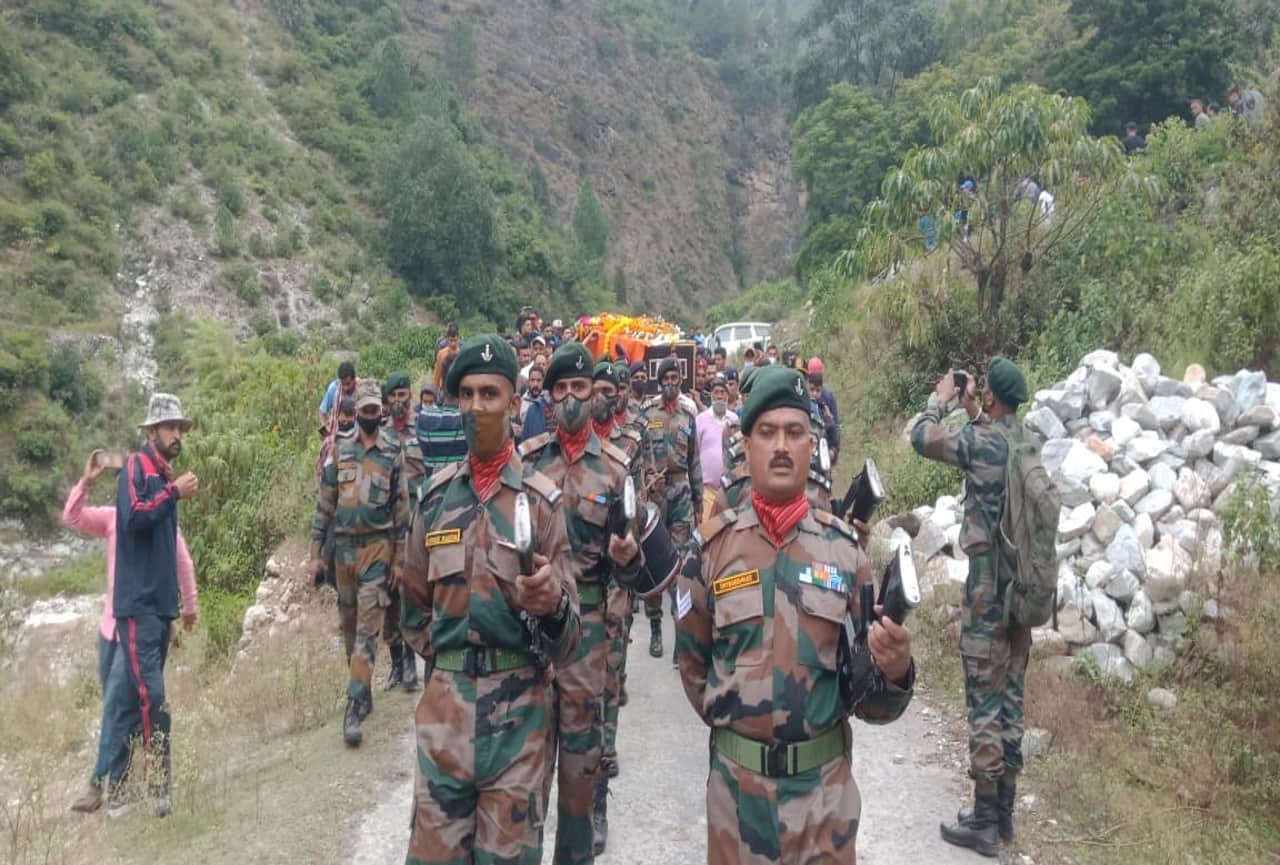 Uttarakhand News: martyr Rifleman yogambar singh dead body reached home, huge rush, see photos