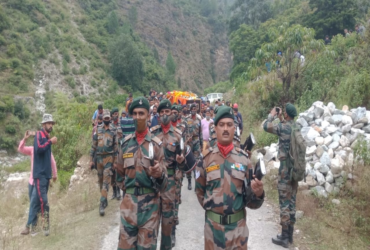 Uttarakhand News: martyr Rifleman yogambar singh dead body reached home, huge rush, see photos