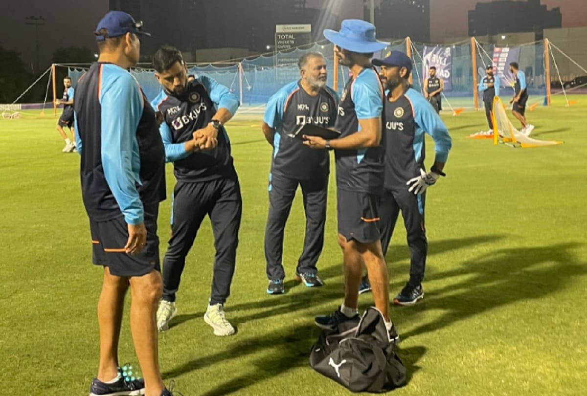 Mahendra Singh dhoni joins Indian cricket team camp ahead of practice match in t20 world cup 2021